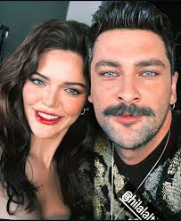 Il piccolo Doruk oggi ha dodici anni , è anche un musicista, qui ritratto  insieme al fratellino e al protagonista della serie che stiamo cominciando  ad amare ❤️