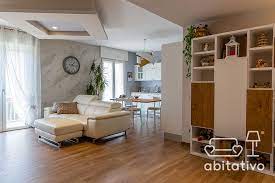 Trova una vasta selezione di arredamento bianchi in legno per cameretta bimbi a prezzi vantaggiosi su ebay. Arredamento Di Un Appartamento Dai Toni Caldi E Dorati Abitativo