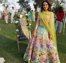 45 Latest Mehndi Outfit Ideas For Brides What To Wear For Mehendi Ceremony Mehendi Outfits Mehndi Outfit Indian Outfits