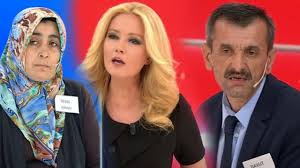 Televizyondaki kariyerine sunucu olarak başlayan anlı ilk başta magazin programları alanında çalışmıştır. Muge Anli Nin Programi Neden Yayindan Kaldirildi