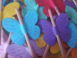 Dieser 3d bilderrahmen mit den bunten schmetterlingen ist ein originelles, buntes und persönliches geschenk für die erzieherin aus dem kindergarten oder für die lehrerin aus der grundschule, von welcher sich die kinder nun verabschieden müssen. Abschied Kindergarten Kita Geschenk Abschied Kindergarten Kindergarten Geschenke Abschiedsgeschenk Kinder