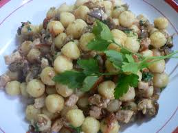 Inserite le cozze e assaggiate il sughetto, laddove serve aggiustate di sale, ed ecco come si presenta in questo momento il ragù di pesce. Gnocchetti Pesce Spada E Melanzane Noi Due In Cucina