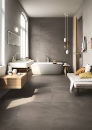 Badezimmer In Grau Mit Weissem Waschbecken Und Badewanne Inklusive Sitzband Home Spa Well Modern Bathroom Design Bathroom Interior Design Bathroom Inspiration