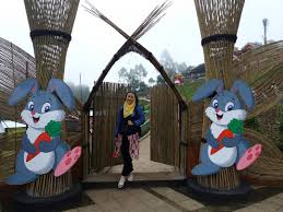 Wisata keluarga ke taman kelinci rumah hobbit kota batu pasti menyenangkan. Harga Tiket Masuk Dan Alamat Taman Kelinci Malang Spot Wisata Baru Ala Negeri Dongeng Daka Tour