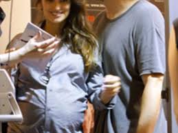 Der kerl lernt die notgeile frau im reitstall kennen. Penelope Cruz Baby Ist Da