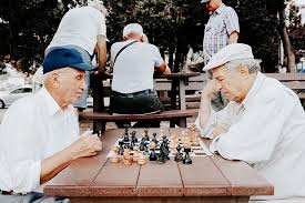 El clásico juego del parchís, se pueden unir hasta 4 jugadores. 20 Actividades Practicas Para Personas Con Alzheimer