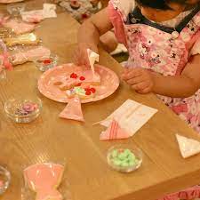 5 12に フフラン 安田ゆきえさんによる 母の日のアイシングクッキー作り work shopを開催しました ご友人と一緒に参加された方 親子で参加された方 皆さま楽しそうに作られていました エプロンとブーケ birthday candles birthday candles