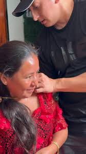 Benito le trajo unos regalos a Qana’ Rosa con mucho respeto y cariño!  Aunque muchos lo malinterpretan pero ella es amiga de la familia 🇬🇹