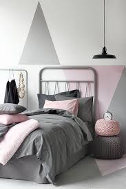 Per una camera da letto rosa antico puoi scegliere di decorare il tuo letto con le tonalità tenui del rosa, oppure puoi scegliere i tendaggi di questo colore. 13 Ottime Idee Su Grigio Rosa Grigio Rosa Arredamento Idee Per La Stanza Da Letto