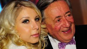 Das sind die namen auf der gästeliste von richard lugners. Anastasia Sokol Richard Lugners Katzi Kollabiert Am Flughafen