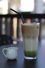 Anda bisa menyajikan minuman kopi favorit dengan cantik agar bisa menarik perhatian orang sehingga mau membelinya. Resep Es Kopi Susu Kekinian Pandan Ice Coffee Coffeeland