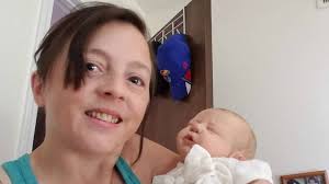 Játékbabát nevel a sajátjaként, hogy feledni tudjon