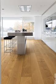 Eine Kuche Zum Traumen Die Parkett Landhausdiele Plaza Eiche Markant Verleiht Modernen Kuchen Ein Edles Und Kuchendesign Kuche Holzboden Minimalistische Kuche
