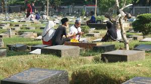 Ziarah artinya adalah berkunjung, dan kubur adalah tempat persemayaman untuk orang yang tujuan utama dari ziarah kubur itu sendiri terbagi 2 yaitu untuk memberikan manfaat kepada kita. Doa Dan Tata Cara Ziarah Kubur Yang Perlu Diketahui Umat Islam Kumparan Com