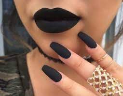El largo de las uñas también si quieres uñas acrilicas mate puedes ver el siguiente diseño! Poses En Las Que Tus Unas Enchularan Tu Instagram Disenos De Unas Negras Unas Negras Mate Unas Negras