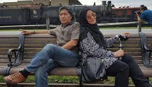 Neneng suryaningsih istri emha ainun najib. Mengenal Sosok Cak Nun Budayawan Nyentrik Yang Pernah Hidup Menggelandang Boombastis