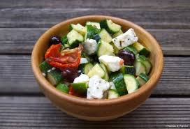 Salade De Courgettes Feta Tomates Confites Et Olives Noires Recette Salade Courgette Recette Salade Salade