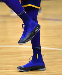 The latest curry 6 gives a nod to oracle arena, the fans that routinely filled it on game nights for 47 years, the thunderous exhortations that shook dust off the rafters, and the unique vibe that bonded a team and its followers. Shoes Worn By Stephen Curry Of The Golden State Warriors During Pre Game Warm Up Before The Start Of A Basket Stephen Curry Shoes Steph Curry Shoes Curry Shoes