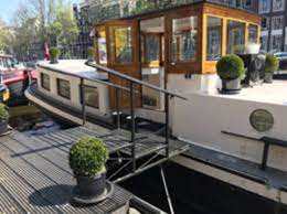 Machen sie etwas einzigartiges, dass besser ist als jedes hotelerlebnis. Hausboot Amsterdam Amsterdamer Spezialitat Hausboot Mieten Amsterdam Appartements Und Hausboote