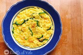 300 gr riso 100 gr burro 3 zucchine 300 gr gamberetti sgusciati 1 bustina di zafferano 100 gr panna fresca. Risotto Gamberetti E Zucchine Al Profumo Di Limone Ricette Al Volo