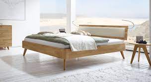 Neuste anzeigen älteste anzeigen preis aufsteigend preis absteigend relevanz. Retro Bett Modern Aus Kernbuche Mit Ausgestellten Fussen Minoa