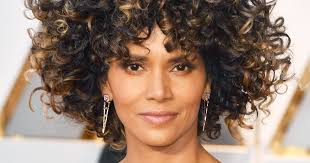 Berry won the 2002 academy award for best actress for her this naturally curly mane is layered all through the back and sides to balance out the body and volume. Halle Berry Oscars Red Carpet Natural Hairstyle Photos