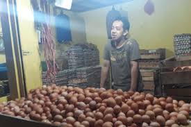 Sementara ayam potong harganya sedikit naik. Di Bekasi Harga Telur Ayam Tembus Rp 26 000 Per Kilogram Halaman All Kompas Com