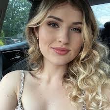 Mandy Menard's Instagram, Twitter & Facebook