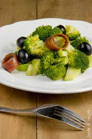 Preparazione sana e leggera, perfetta per la stagione autunnale per fare un pieno di sostanze nutritive alleate nella lotta ai malanni di stagione, è pronta in pochi minuti e non richiede alcun particolare accorgimento. Insalata Di Broccoli Con Acciughe E Olive Nere Brodo Di Coccole