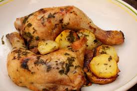 Algunos optan por colocar el zumo antes de cocinar. Cuarto Trasero De Pollo Al Horno Con Ajo Y Perejil