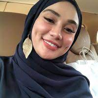 Baju terselak ketika sedang lincah menari bersama suami, wawa zainal nafi nampak perut. Pakai Baju Jarang Wawa Zainal Masih Waras