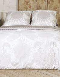 La finesse du tissage satin confère au tissu un. La Maison Christian Lacroix S Invite Chez Carrefour Elle Decoration