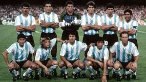 Fue el arquero de la selección campeona en el mundial de méxico 86´, con la curiosidad de haber ido, sin haber atajado en las eliminatorias. Juan Simon El Equipo Del 90 Pago El Precio De Haber Arruinado Una Final Europea Telam Agencia Nacional De Noticias