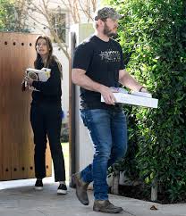 Chris pratt broke our hearts in august 2017 when he announced his divorce from his wife of seven years, anna faris. Chris Pratt Helps Girlfriend Katherine Schwarzenegger Move People Com