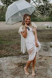 Michael Ray And Carly Pearce Didn T Let A Downpour Ruin Their Wedding Day The Rain Enhanced It Short Wedding Dress Wedding Dresses Unique Wedding Dresses Photos