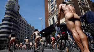 مسيرة للعراة تضامنا مع سائقي الدراجات الهوائية في مدريد | Euronews