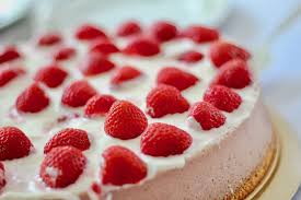 Bild anzeigen bild schließen 4 von 32 heize jetzt schon einmal den ofen auf abkühlen und schon ist dein köstlicher yogurette kuchen bereit um vernascht zu werden. Erdbeer Yogurette Torte Ohne Backen Alles Uber Backen