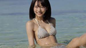 モデルで女優の日本一かわいいスクールガール、武田玲奈。 - YouTube