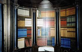 Des livres, des étagères, des bougies, ce papier peint semble bien réaliste, un décor mural qui impressionnera vos invités. Trompe L Oeil Sur Mesure Decors Peints Atelier Follaco