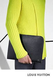 La Pochette Jour De Louis Vuitton Confectionnee En Cuir Epi Elle Permet De Transporter Un Ordinateur Portable Ce Sac Rev Fashion Blazer Fashion Mode Fashion