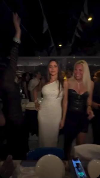 Σίλια Κριθαριώτη & Σοφία Βεργκάρα: Ο ξέφρενος χορός τους στη Μύκονο και η  τρυφερή εξομολόγηση (Βίντεο) Ειδικά, δε, για τη Σοφία Βεργκάρα, η  σχεδιάστρια μόδας ευχαρίστησε την σχεδιάστρια κοσμημάτων Λορέν Σβαρτς για