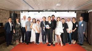 陳俞希中學讀過五旬節林漢光中學及嘉諾撒聖瑪利書院，之後喺香港演藝學院舞台管理系畢業。 佢本嚟係模特兒，其中2007年佢參選過香港蘋果日報搞嘅「apple girl選舉」 。 到2009年佢入咗八模兵團出過寫真集，開始畀公眾留意，當時畀人叫佢做「周秀娜師妹」 。. é'é½ å°æ²å'é¦æ ç¦® Cinespot åæ å°å¸¶