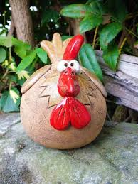 Witziges Huhn Aus Grobem Ton Dass Sie Jeden Tag Zum Schmunzeln Bringen Wird Augen Und Flugel Mit Transparenter Topferhandwerk Gartendeko Selbstgemacht Huhner