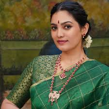 Comment 'QUEENS' for the product link! Adukku Kasumala:- A timeless  treasure reimagined — our Aaduku Kasumala featuring two-side Mugappu  adorned with sparkling zircon stones and a graceful Kizhi motif.  Embellished with rich