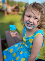Did she choose our Blue Bubblegum flavour because it's her favourite? Or  because it matched her dress? A great choice either way!