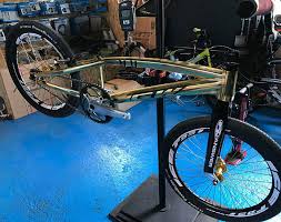 La estrategia internacional es entrar con líneas de bicicletas de bmx para luego complementar con las de ruta y. Bike Check Olympic Champion Mariana Pajon Col