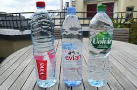 Volvic is a brand of mineral water. Importiertes Mineralwasser In Einwegflaschen Deutsche Umwelthilfe Kritisiert Nestle Und Danone Waters Fur Okologischen Irrsinn Deutsche Umwelthilfe E V