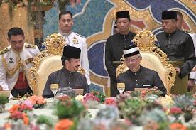 Brunei sultanı, iktidardaki bolkiah hanedanı ile. King Strong Malaysia Brunei Bilateral Relations Due To Mutual Efforts Forward Thinking