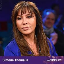 Mit Serien wie "Ein Bayer auf Rügen" oder "Unser Lehrer Dr. Specht" wurde  sie schnell zu einer der populärsten deutschen Schauspielerinnen. Jetzt  feiert Simone Thomalla mit ihrer TV-Reihe "Frühling" Jubiläum: Seit zehn