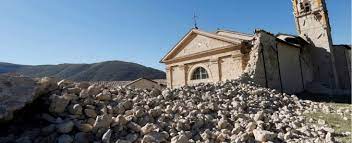 I negozi in strutture non agibili sono ancora in un piccolo mercatino provvisorio fuori le mura. Terremoto Norcia Esempio Virtuoso In Ginocchio La Ricostruzione Funziona Ma Manca Passo Avanti Per Monumenti Il Fatto Quotidiano